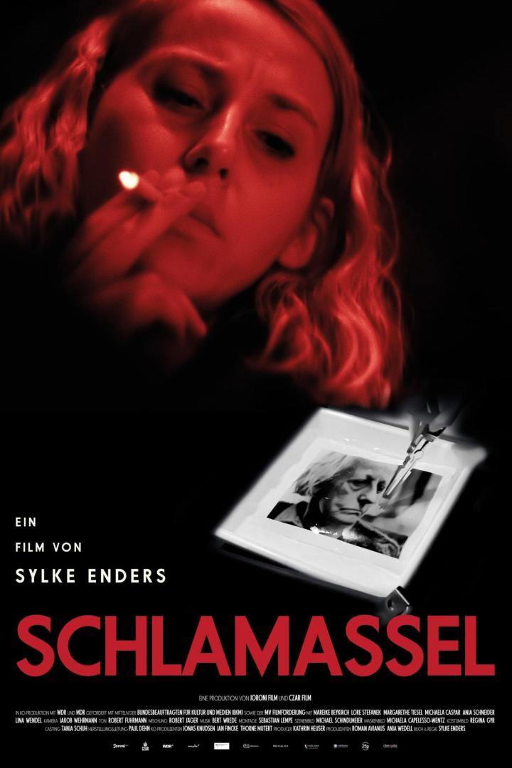 Das Filmplakat für „Schlamassel“ zeigt eine rauchende Frau im roten Licht.