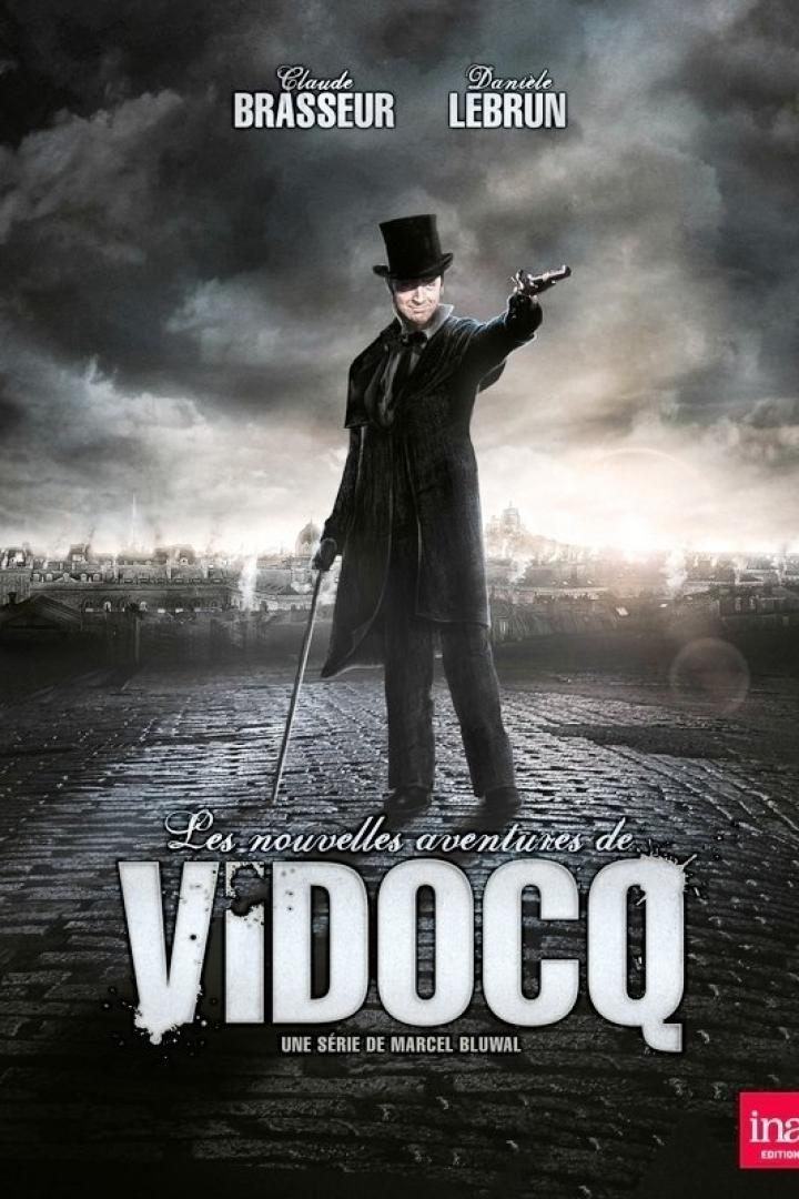 Ein Mann im Mantel und Zylinder zielt mit einer Pistole vor dem Hintergrund der Serie „Vidocq“.