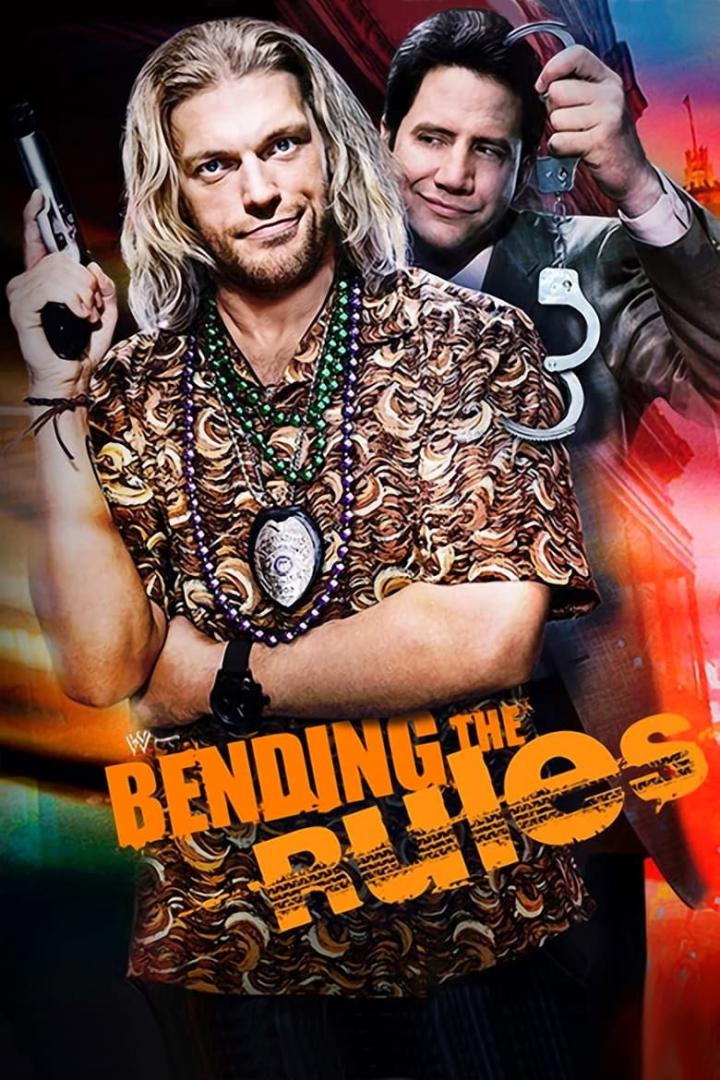 Ein Mann mit einer Waffe und einem Polizeiabzeichen posiert für den Film „Bending the Rules“.