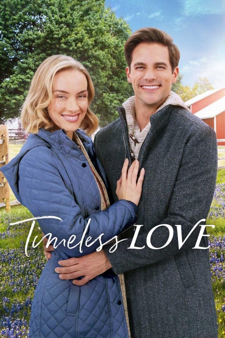 Ein Paar umarmt sich vor einer ländlichen Kulisse für den Film „Timeless Love“.