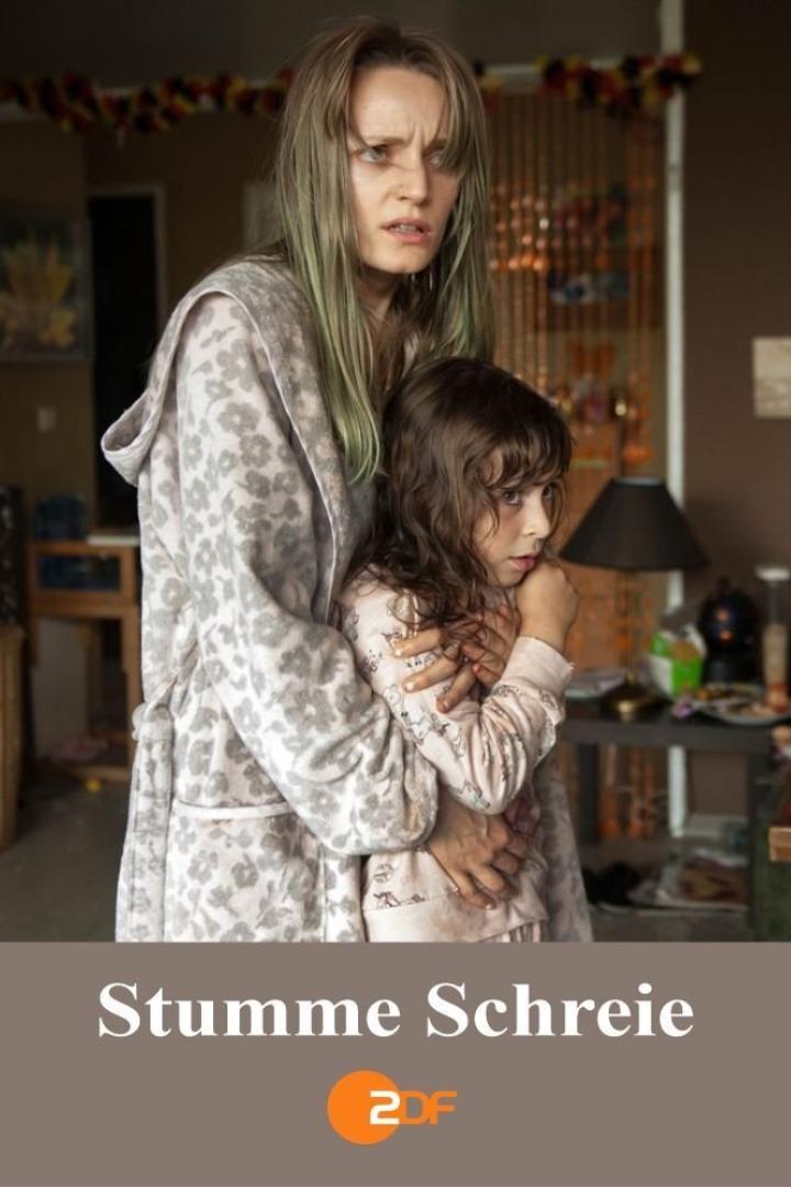 Eine besorgte Frau umarmt ein ängstliches kleines Mädchen.