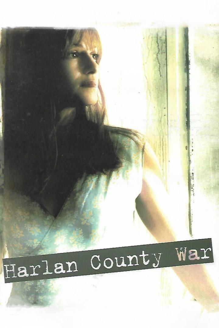 Eine Frau blickt aus dem Fenster; im Vordergrund steht „Harlan County War“.
