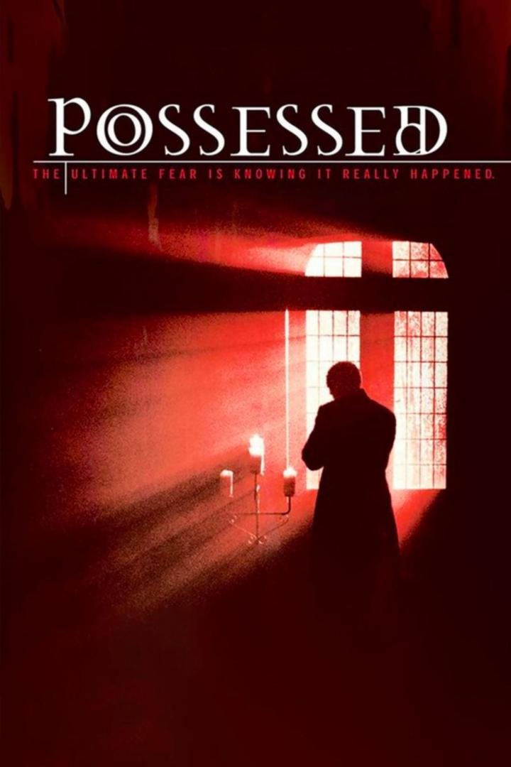 Das Filmplakat für „Possessed“ zeigt eine dunkle Silhouette vor einem Fenster mit Kerzenlicht.