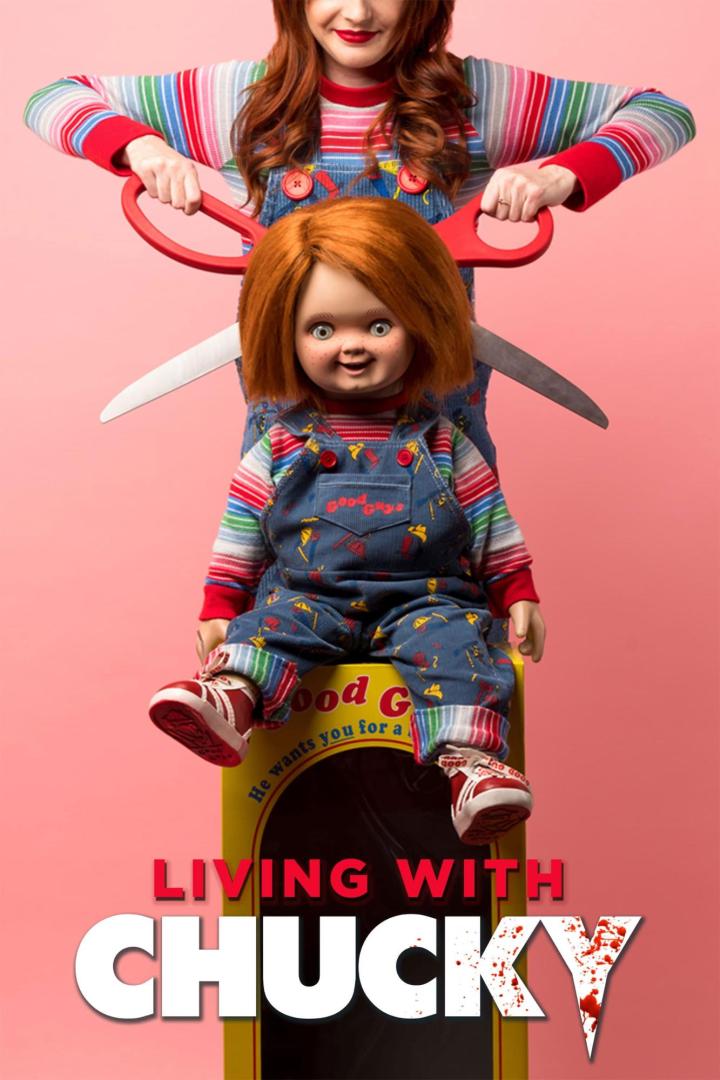 Eine Frau hält eine übergroße Schere hinter dem „Chucky“-Puppe, die auf einer Kiste sitzt, mit dem Titel „Living with Chucky“.