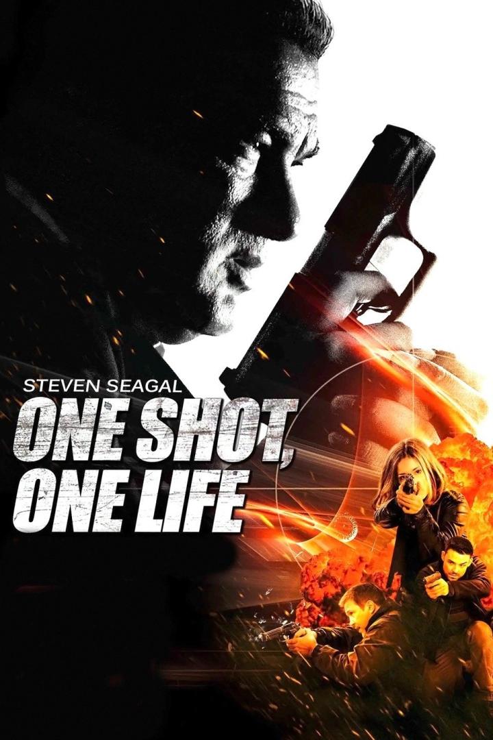 Das Filmplakat für „One Shot, One Life“ mit Steven Seagal und bewaffneten Personen vor einer Explosion.