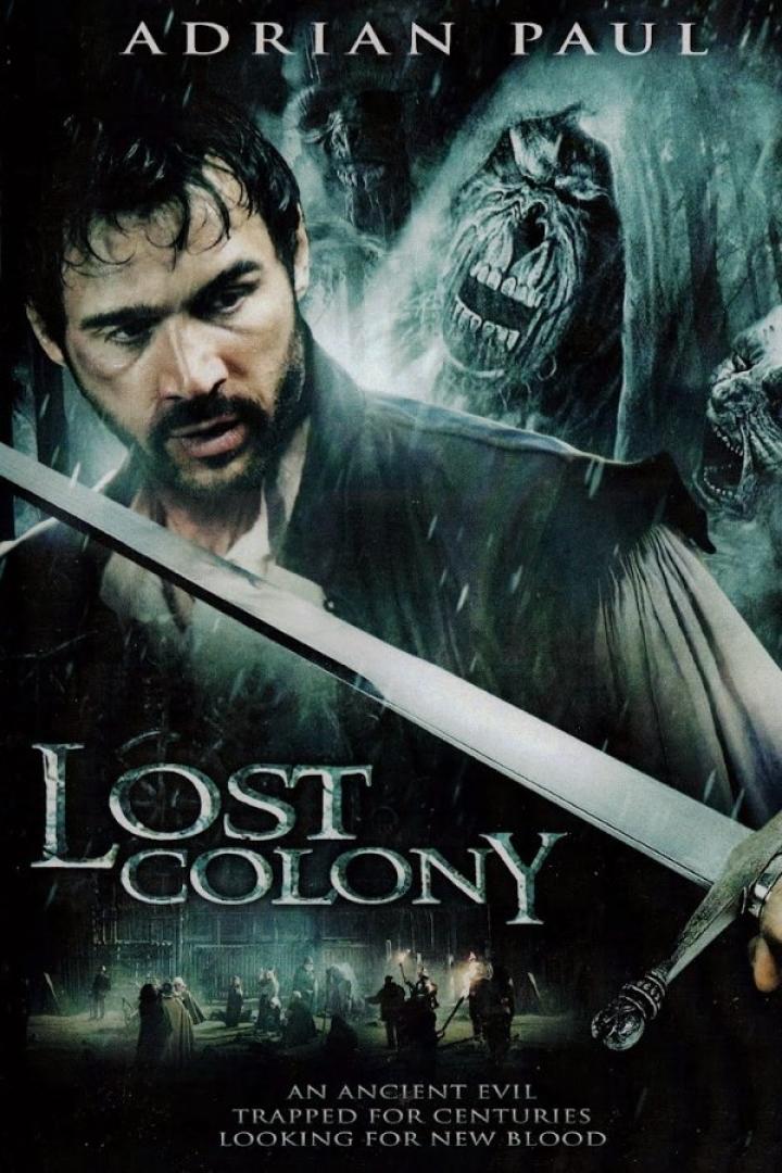 Das Filmplakat für „Lost Colony“ zeigt Adrian Paul mit einem Schwert vor unheimlichen Kreaturen.
