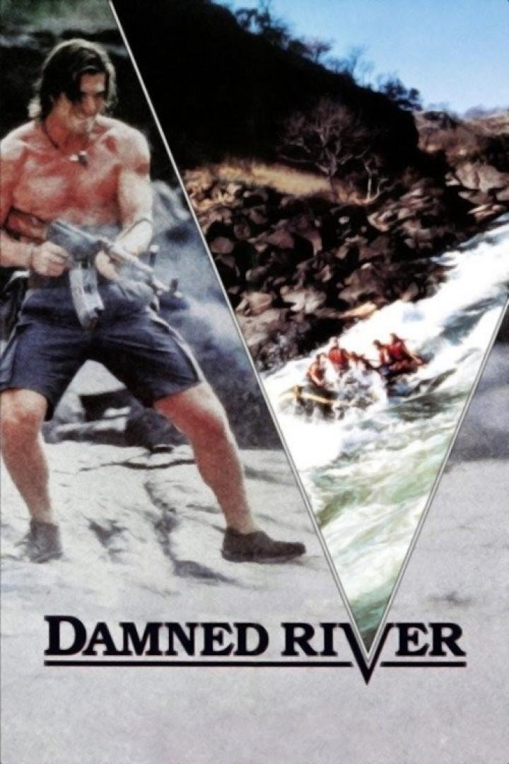 Ein Mann mit Gewehr steht vor einem Fluss mit einem Schlauchboot voller Menschen, Filmposter „Damned River“.