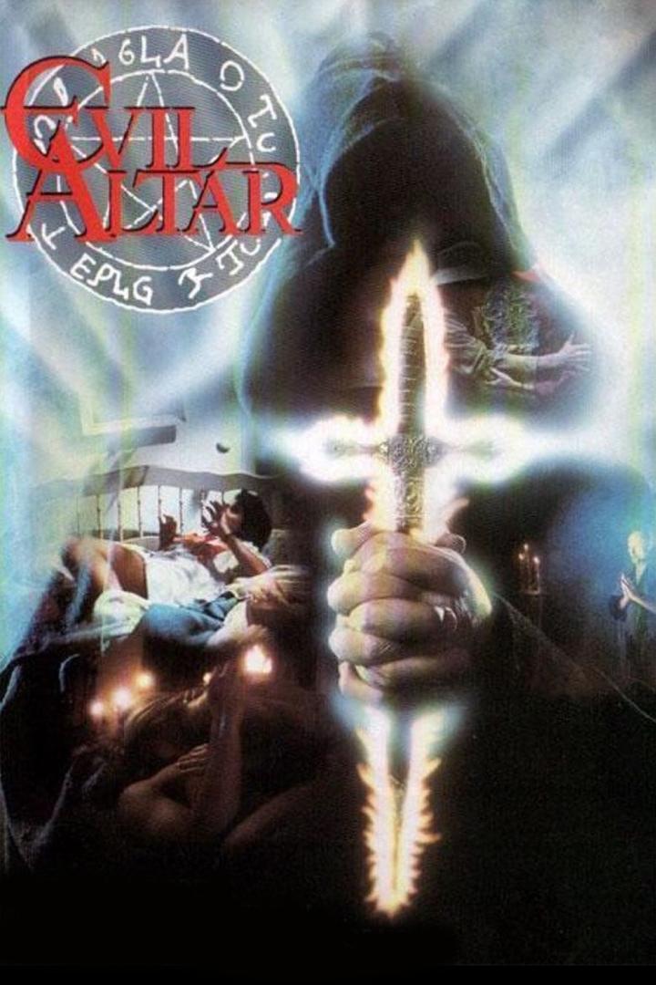 Das Cover des Films „Evil Altar“ zeigt eine Person mit einem leuchtenden Schwert.