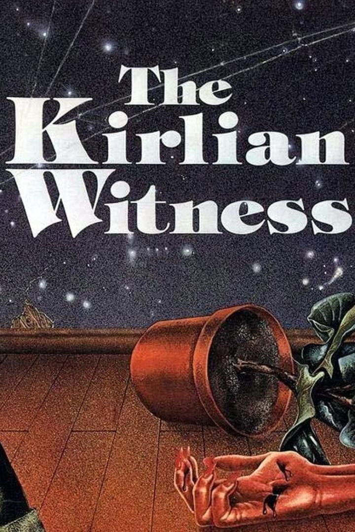 Das Cover des Films „The Kirlian Witness“ zeigt eine Leiche, eine umgefallene Topfpflanze und einen Sternenhimmel.