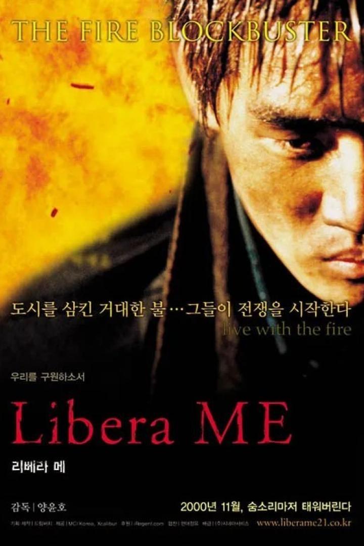 Das Filmplakat für „Libera Me“ zeigt einen Mann vor einem gelben Hintergrund, der Flammen andeutet.