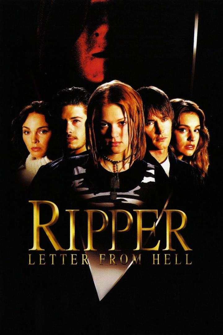 Das Filmplakat für „Ripper: Letter From Hell“ zeigt eine Gruppe junger Leute und ein Gesicht im Hintergrund.