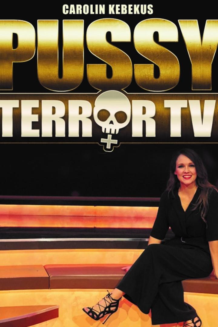 Carolin Kebekus sitzt auf der Bühne von „Pussy Terror TV“.