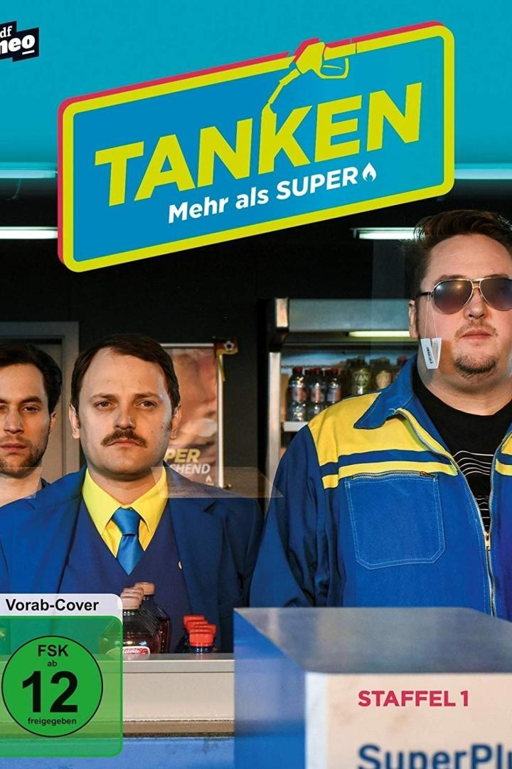 Das Cover der ersten Staffel der deutschen Comedy-Serie „Tanken“ auf ZDF Neo mit drei Tankstellenmitarbeitern.