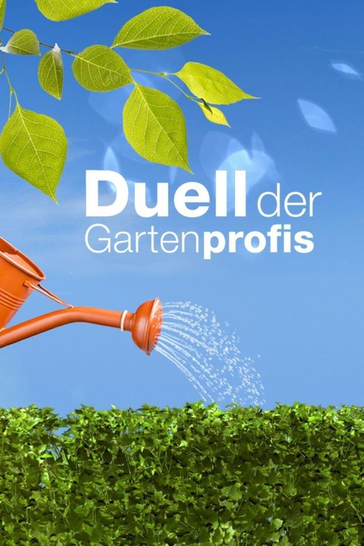 Eine orangefarbene Gießkanne bewässert eine grüne Hecke unter blauem Himmel. Im Vordergrund steht der Titel „Duell der Gartenprofis“.