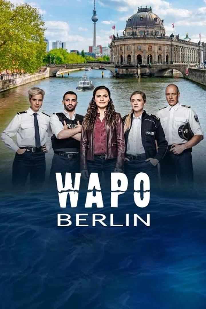 Das Filmplakat für „WaPo Berlin“ zeigt fünf Polizisten vor der Berliner Skyline.