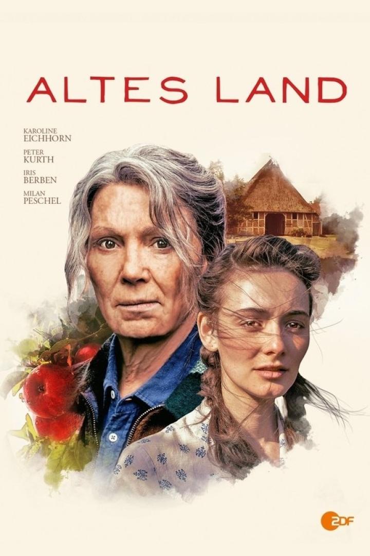 Das Filmplakat für „Altes Land“ zeigt zwei Frauen vor einem alten Bauernhaus.