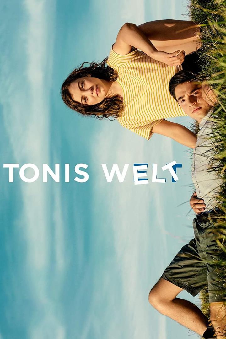 Das Filmplakat für „Toni's Welt“ zeigt eine junge Frau und einen jungen Mann im Gras liegend.