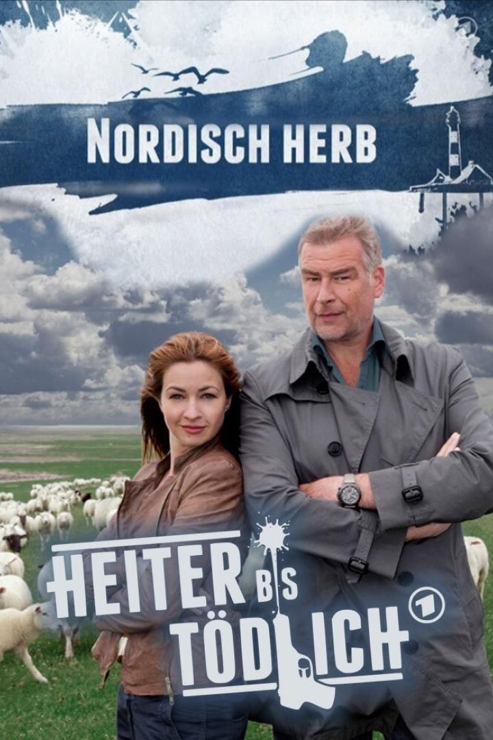 Das Filmplakat zu „Nordisch Herb“ zeigt ein Paar vor einer Schafherde und einem bewölkten Himmel.