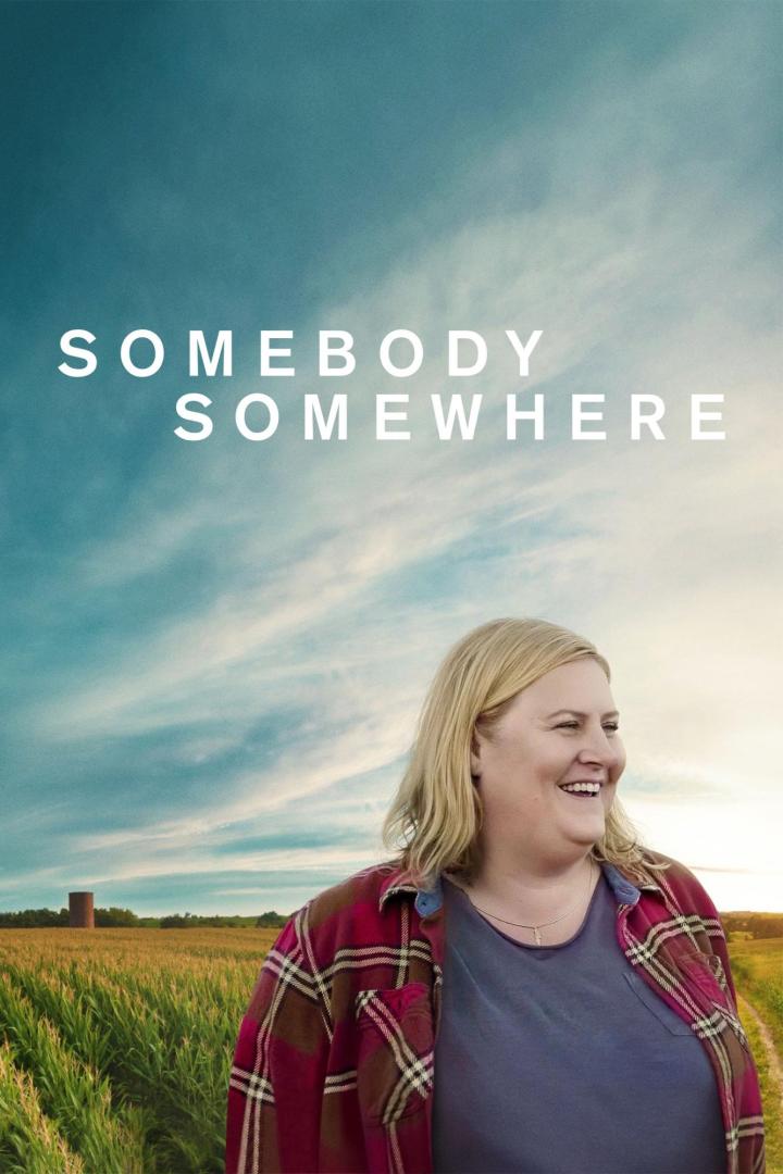 Das Filmplakat für „Somebody Somewhere“ zeigt eine lächelnde Frau vor einer ländlichen Kulisse.