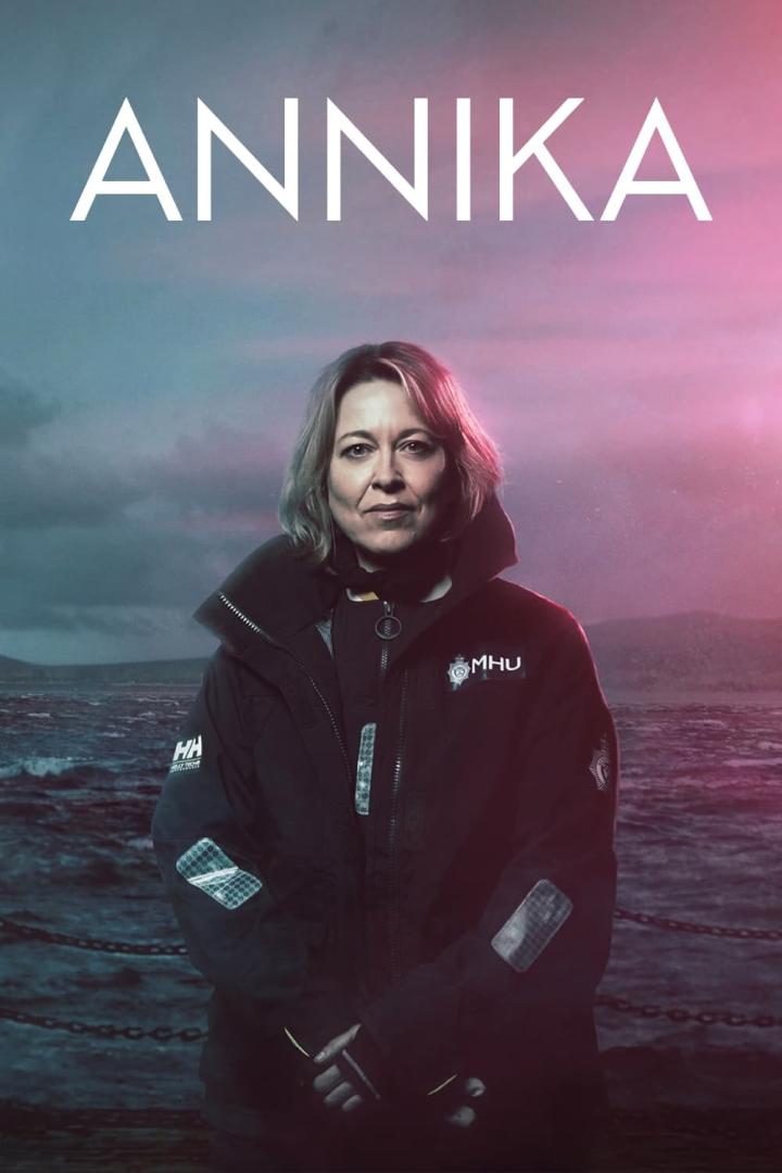 Eine Frau in Marineuniform vor einer stürmischen See, Titel „Annika“ im Vordergrund.