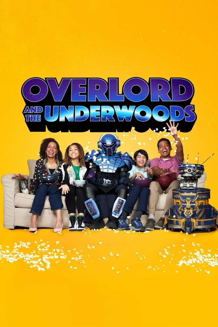 Die Besetzung von „Overlord and the Underwoods“ sitzt mit Popcorn auf einer Couch vor gelbem Hintergrund.