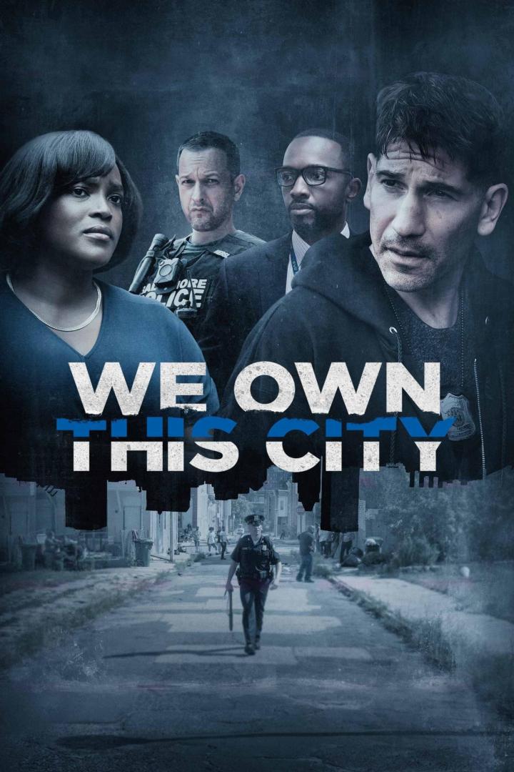 Das Filmplakat zu „We Own This City“ zeigt Polizisten vor einer heruntergekommenen Straße.