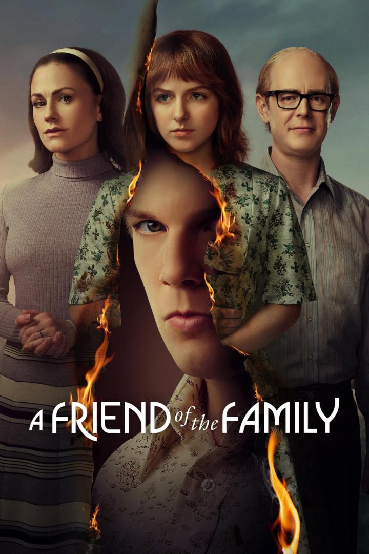 Das Filmplakat für „A Friend of the Family“ zeigt die Gesichter von vier Darstellern, teilweise von Flammen überlagert.