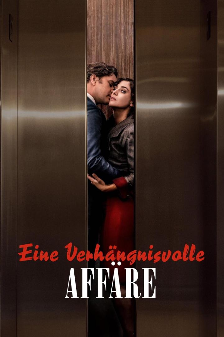 Ein Mann umarmt eine Frau in einem Aufzug.