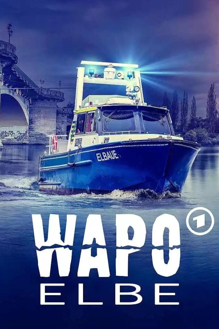 Ein blau-weißes Polizeiboot mit der Aufschrift „Elbaue“ fährt auf der Elbe.