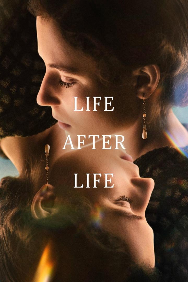 Das Filmplakat für „Life After Life“ zeigt zwei Frauenprofile, die einander zugewandt sind.