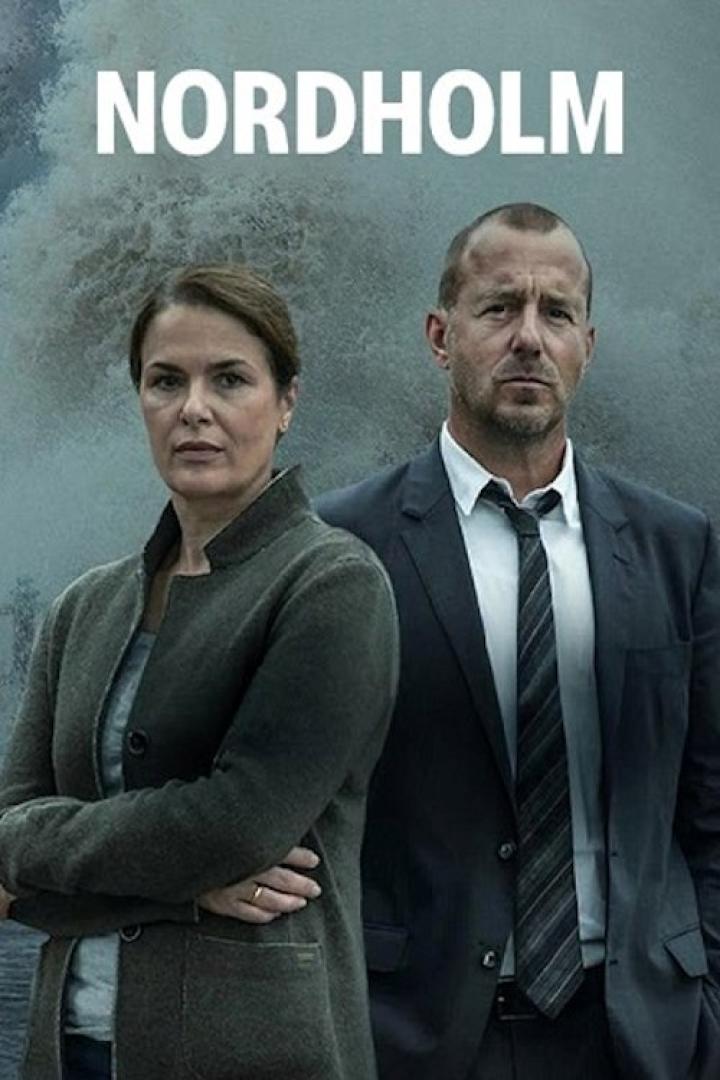Das Filmplakat für „Nordholm“ zeigt eine Frau und einen Mann vor einem stürmischen Hintergrund.