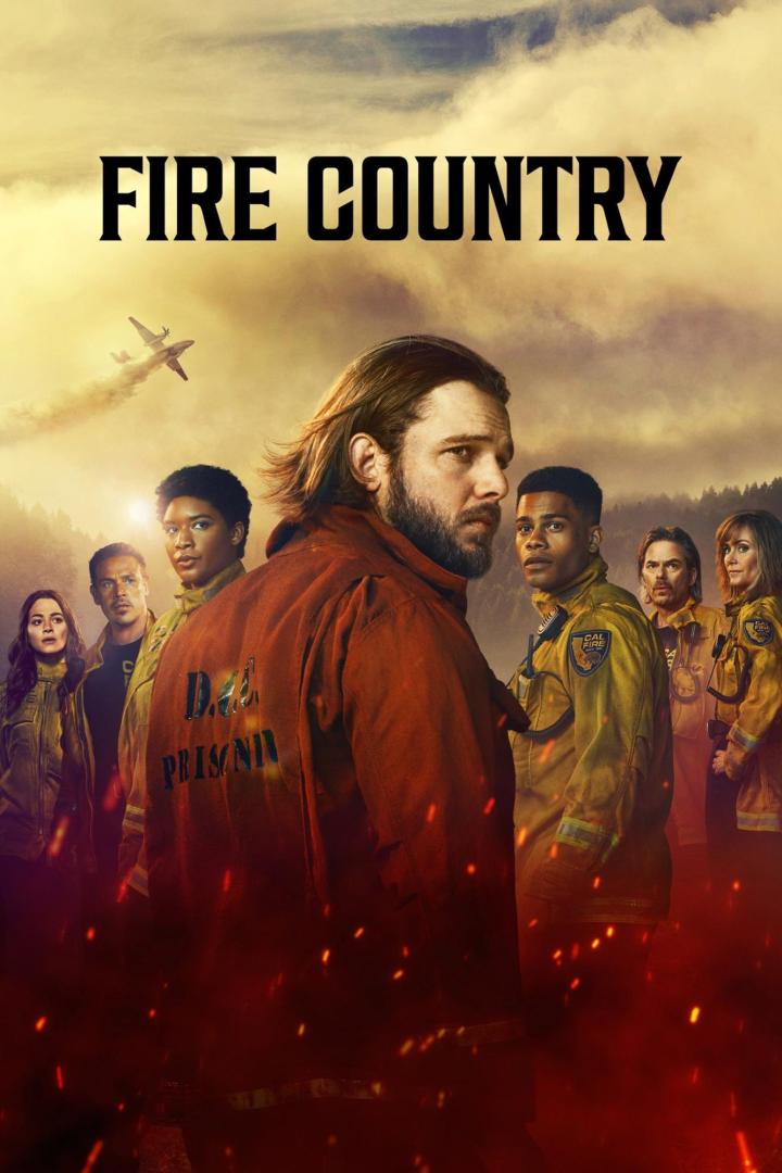 Das Filmplakat für „Fire Country“ zeigt eine Gruppe von Feuerwehrleuten vor einem bewölkten Himmel.