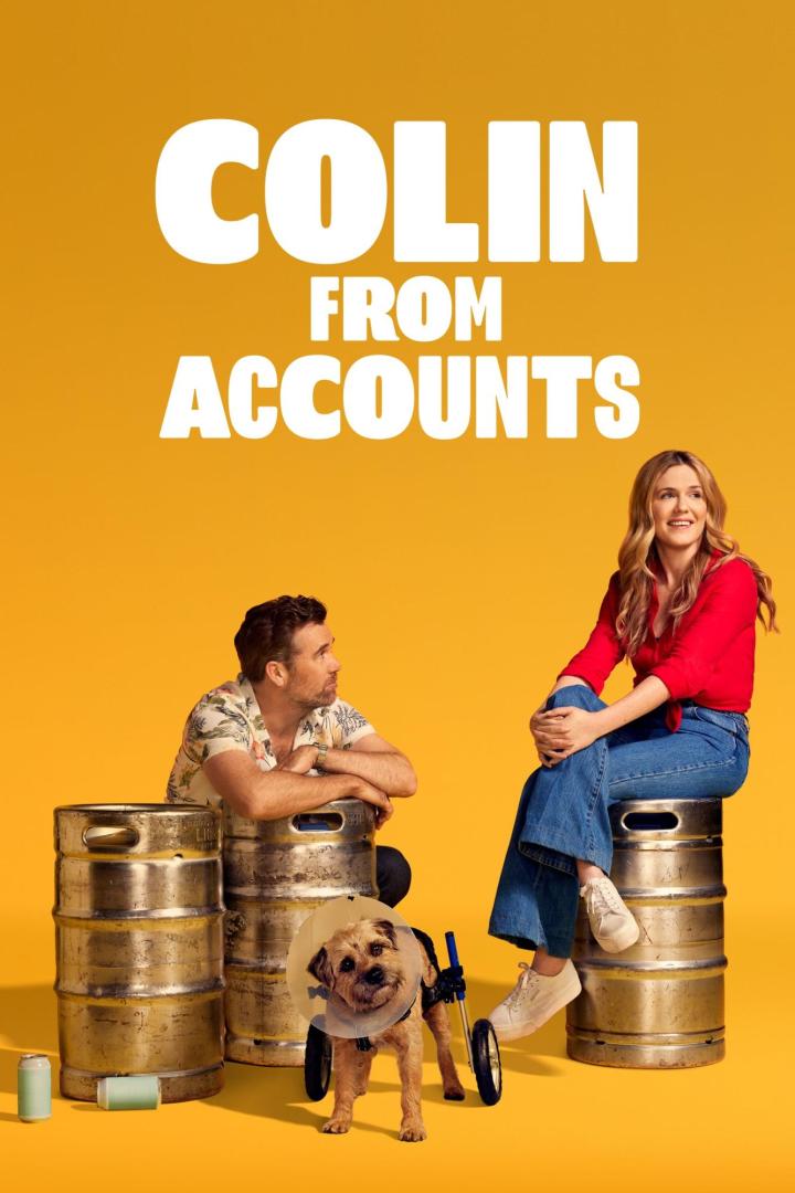 Das Filmplakat zu „Colin From Accounts“ zeigt ein Paar und einen Hund mit Halskrause und Rollwagen vor gelbem Hintergrund.