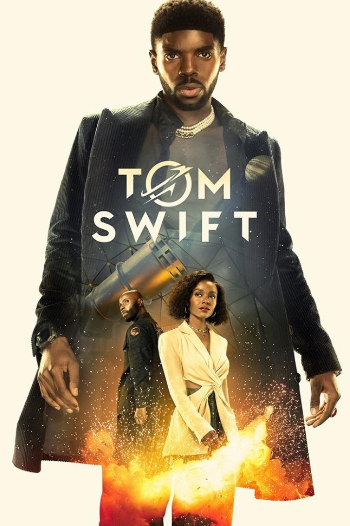 Das Filmplakat für „Tom Swift“ zeigt den Hauptdarsteller und zwei weitere Charaktere vor einer Weltraumkulisse.