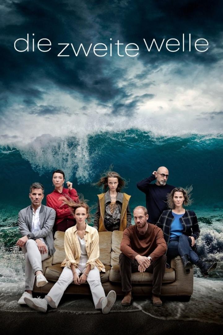 Das Filmplakat für „Die zweite Welle“ zeigt Schauspieler vor einem Hintergrund aus Ozeanwellen.