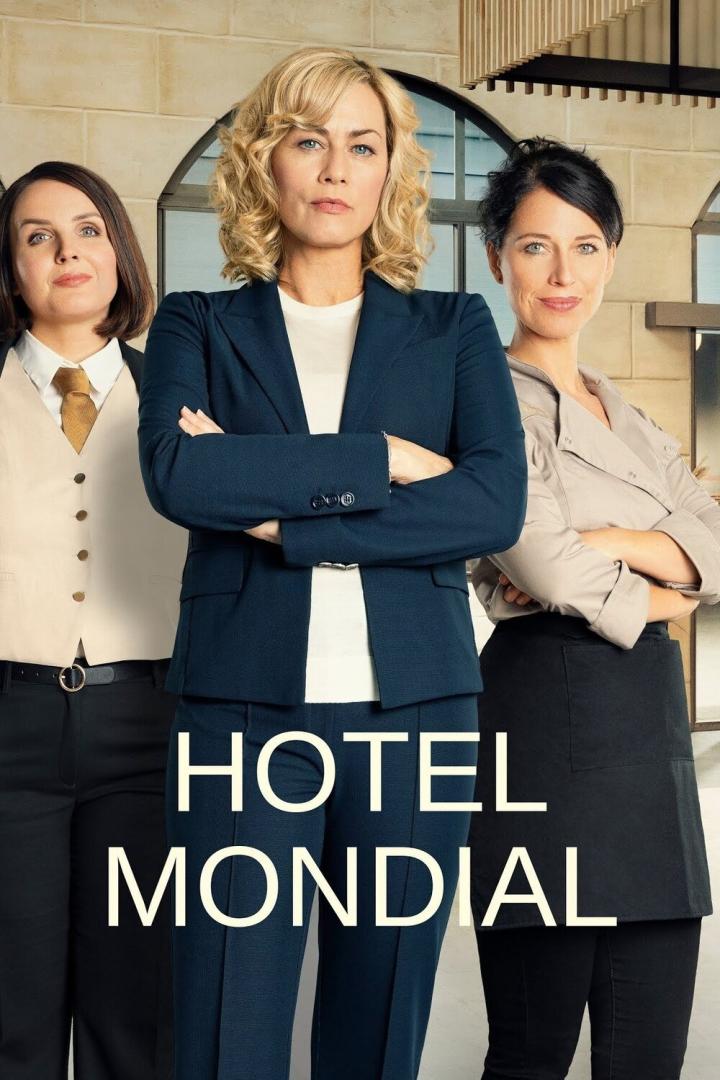 Drei Frauen stehen vor dem Schriftzug „Hotel Mondial“.