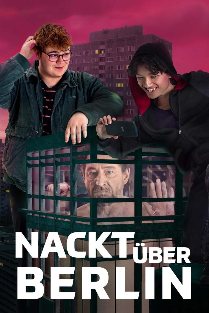 Das Filmplakat für „Nackt über Berlin“ zeigt zwei Jugendliche und einen Mann hinter Gittern.