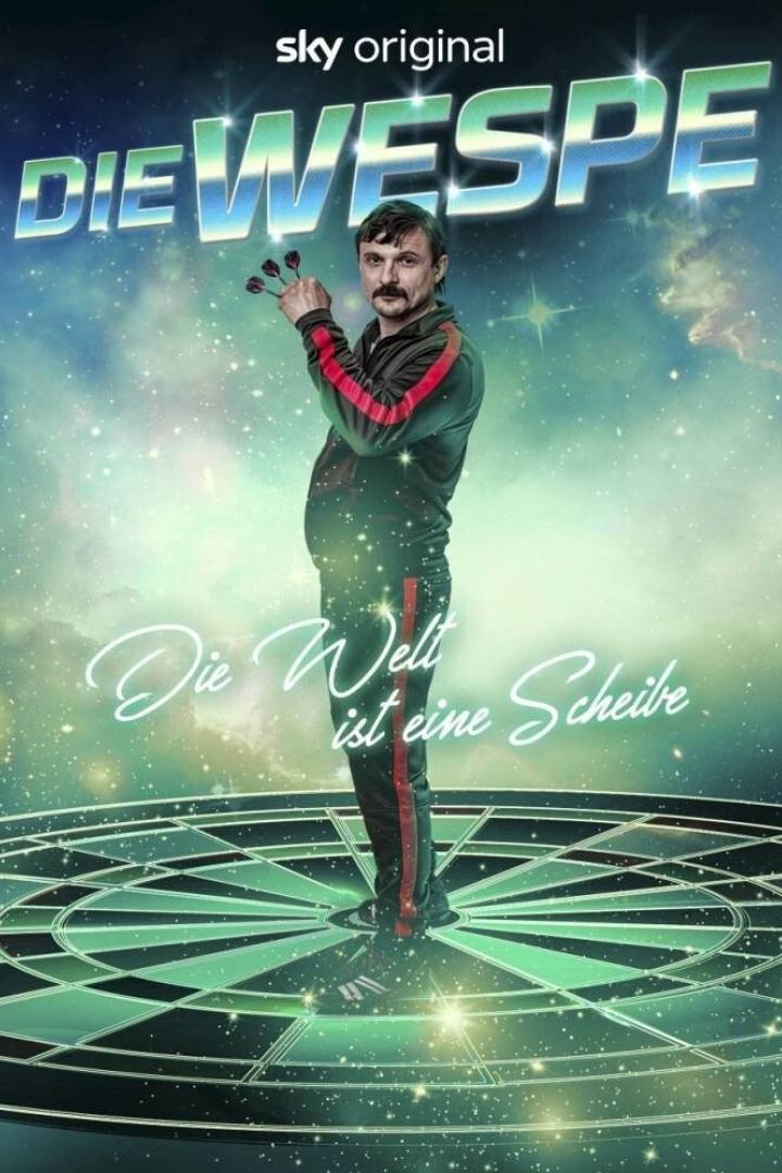 Ein Mann mit Dartpfeilen steht auf einer Dartscheibe, im Hintergrund das Logo der Serie „Die Wespe“.