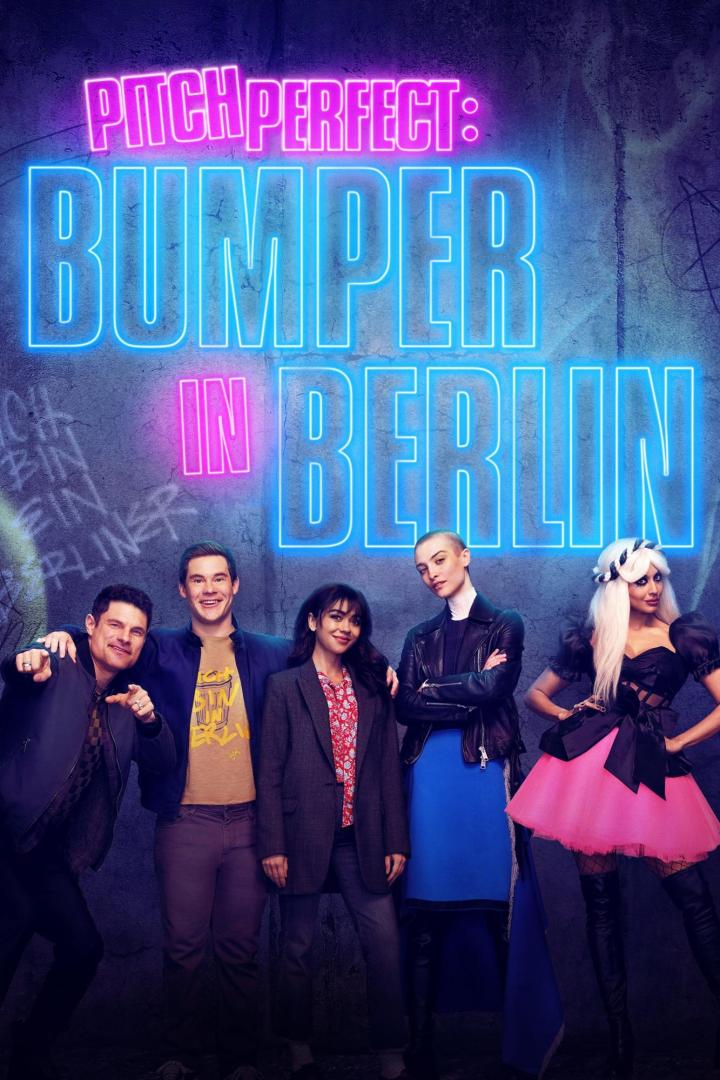 Die Besetzung von „Pitch Perfect: Bumper in Berlin“ vor einem neonbeleuchteten Titel.