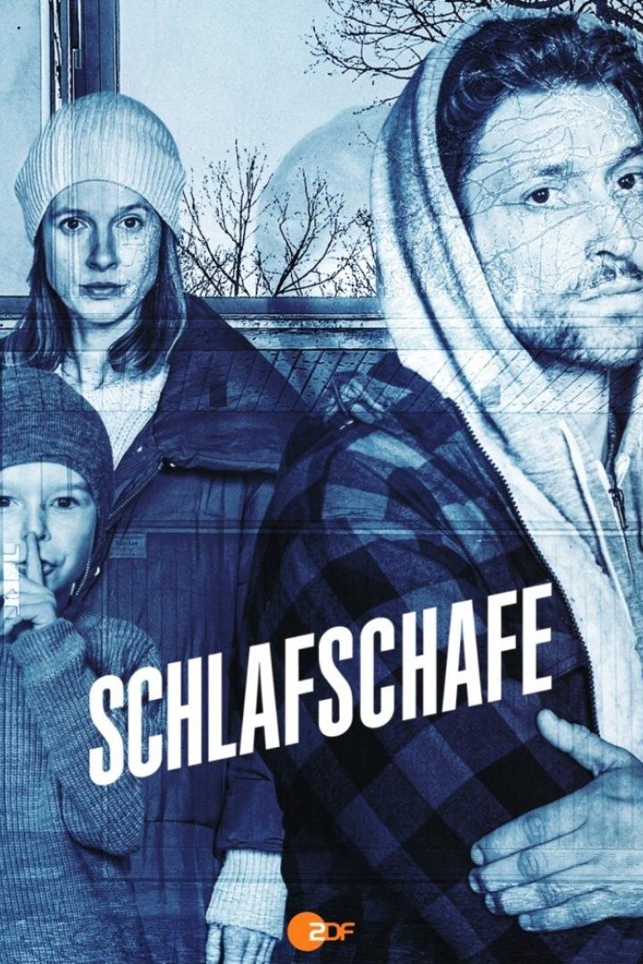 Das Filmplakat für „Schlafsschafe“ zeigt eine Frau, einen Mann und ein Kind in kalten Farben.