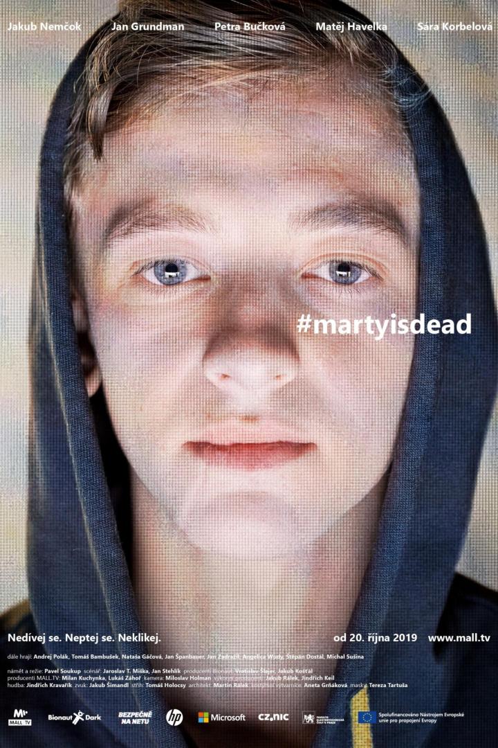 Das Filmplakat für #martyisdead zeigt das Gesicht eines jungen Mannes im Rastermuster.
