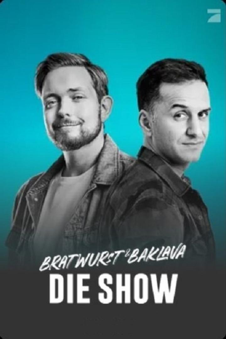 Das Poster für „Bratwurst & Baklava – Die Show“ zeigt zwei Männer vor blauem Hintergrund.