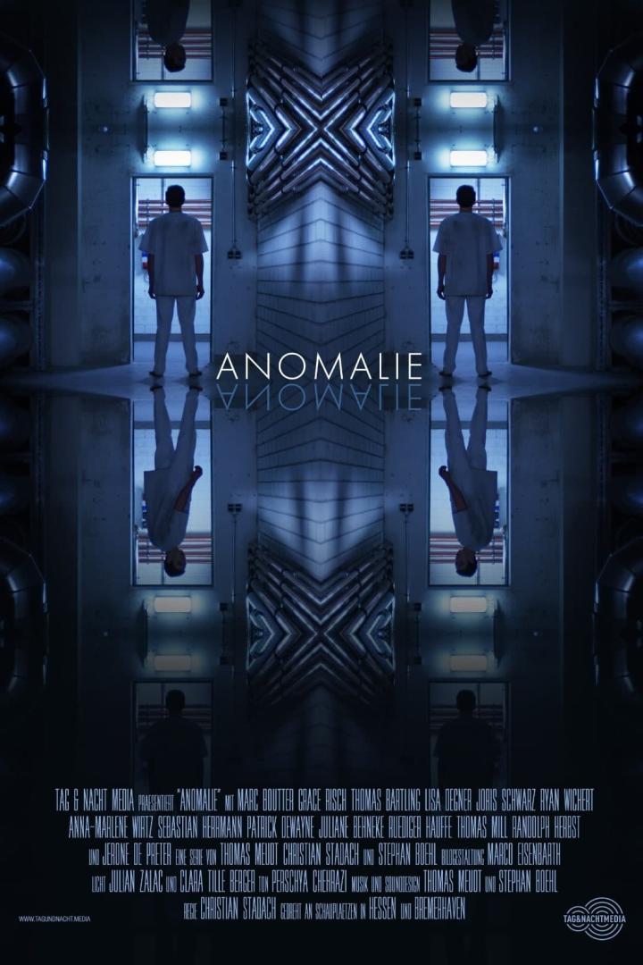 Ein Filmplakat für „Anomalie“ zeigt eine gespiegelte Szene mit einer Person in einem sterilen Raum.