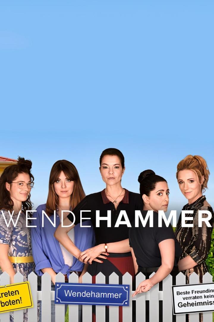 Fünf Frauen stehen vor einem Lattenzaun, im Hintergrund der Titel „Wendehammer“.