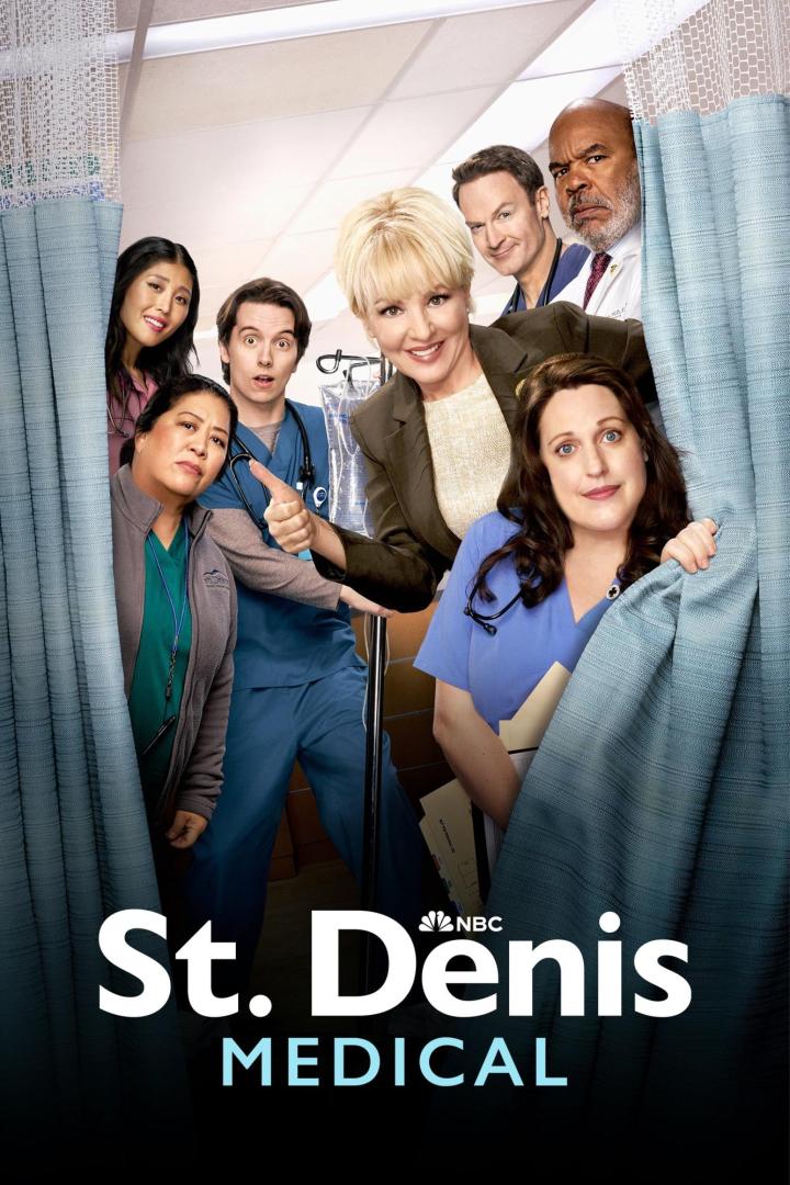 Das Ensemble der Fernsehserie „St. Denis Medical“ blickt hinter einem Vorhang hervor.