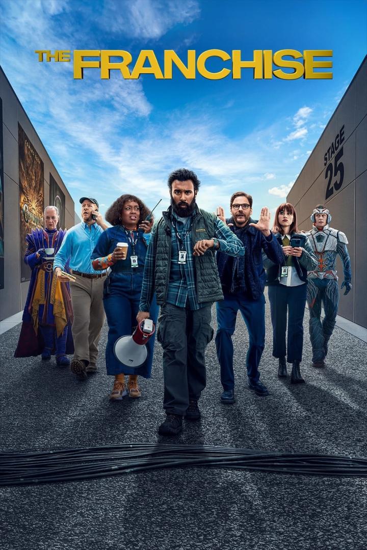 Das Filmplakat für „The Franchise“ zeigt eine Gruppe von Personen vor einem Filmstudio.
