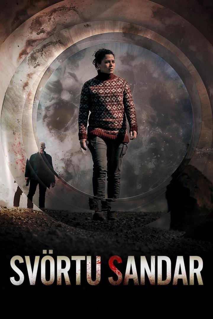 Eine Frau steht vor einem Portal, im Hintergrund eine weitere Person; Filmposter für „Svörtu Sandar“.