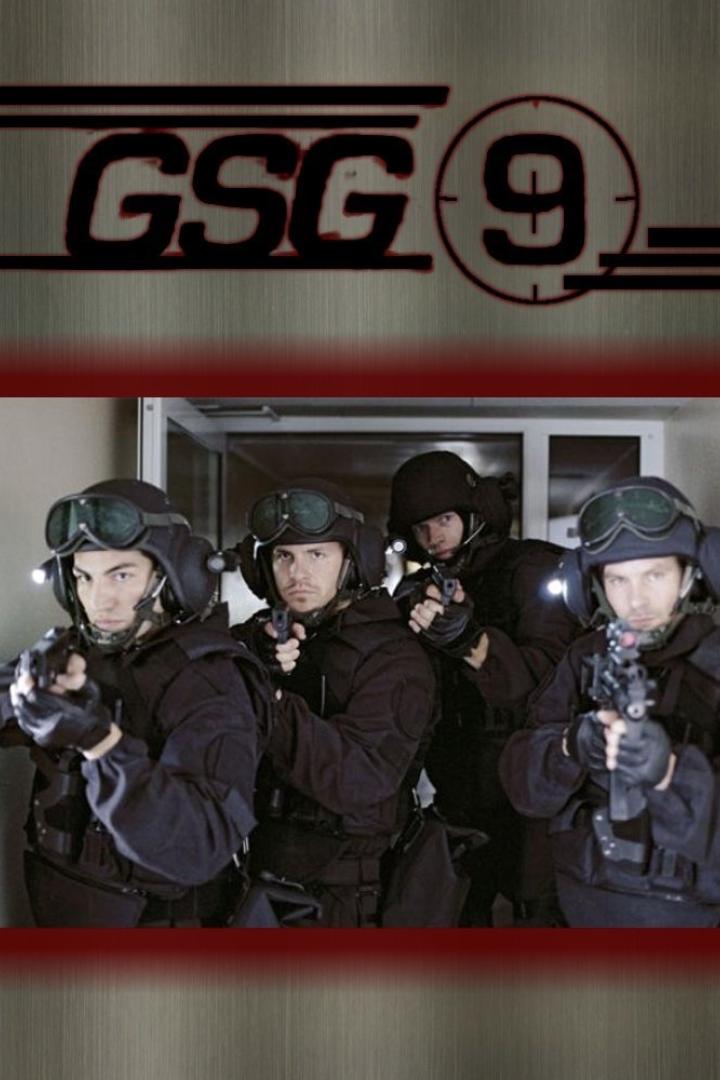 Vier GSG 9-Beamte in voller Montur zielen mit ihren Waffen.