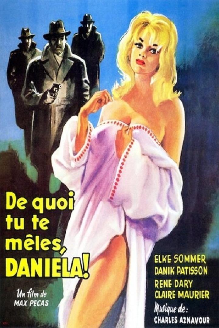 Das Filmplakat für „De quoi tu te mêles, Daniela!“ zeigt eine Frau und drei Männer, einer davon mit einer Waffe.