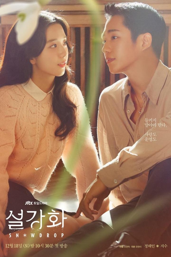 Ein Werbeplakat für die koreanische Fernsehserie „Snowdrop“ mit Jisoo und Jung Hae-in.